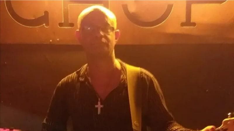 Banda procura baixista