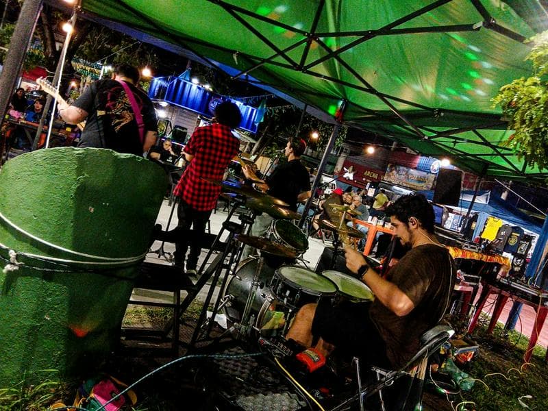 Vocalista à procura de banda