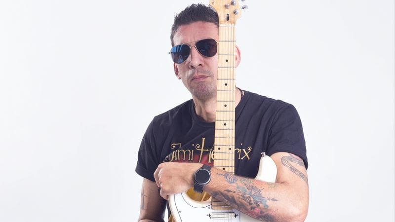 Guitarrista procura banda