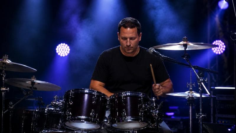 Baterista procura banda