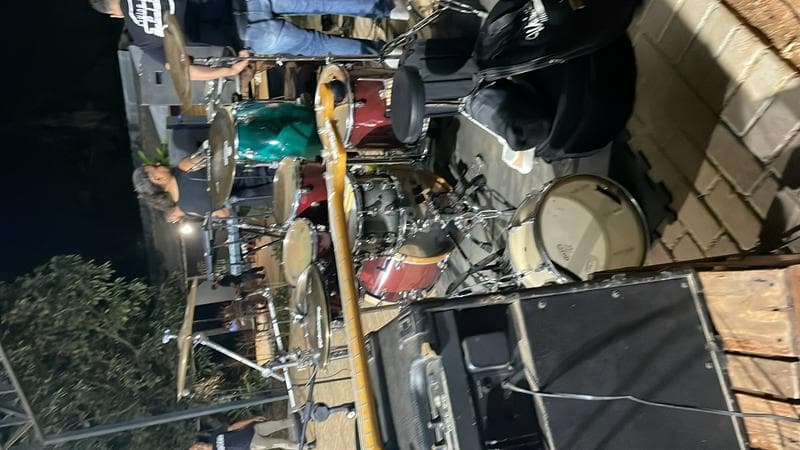 Preocupo guitarristas e baixista compromissado